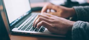 Power BI en español : curso, tutorial, ejemplos. Crear dashboards e informes en Power BI Desktop con DAX. Niveles : principiantes, intermedio, avanzado y experto. Imagina tener un panel de control interactivo que te muestre en tiempo real el rendimiento de tus canales de adquisición de clientes en Barcelona, o un informe que te ayude a identificar qué productos son los más populares entre tus usuarios locales.